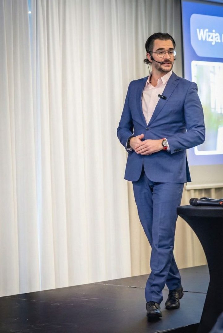 Jan Paweł Tomaszewski podczas wystąpienia na scenie
